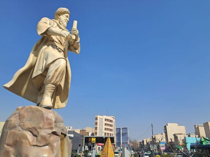 تهران تندیس ۶.۵ متری ابوعلی سینا در تهران