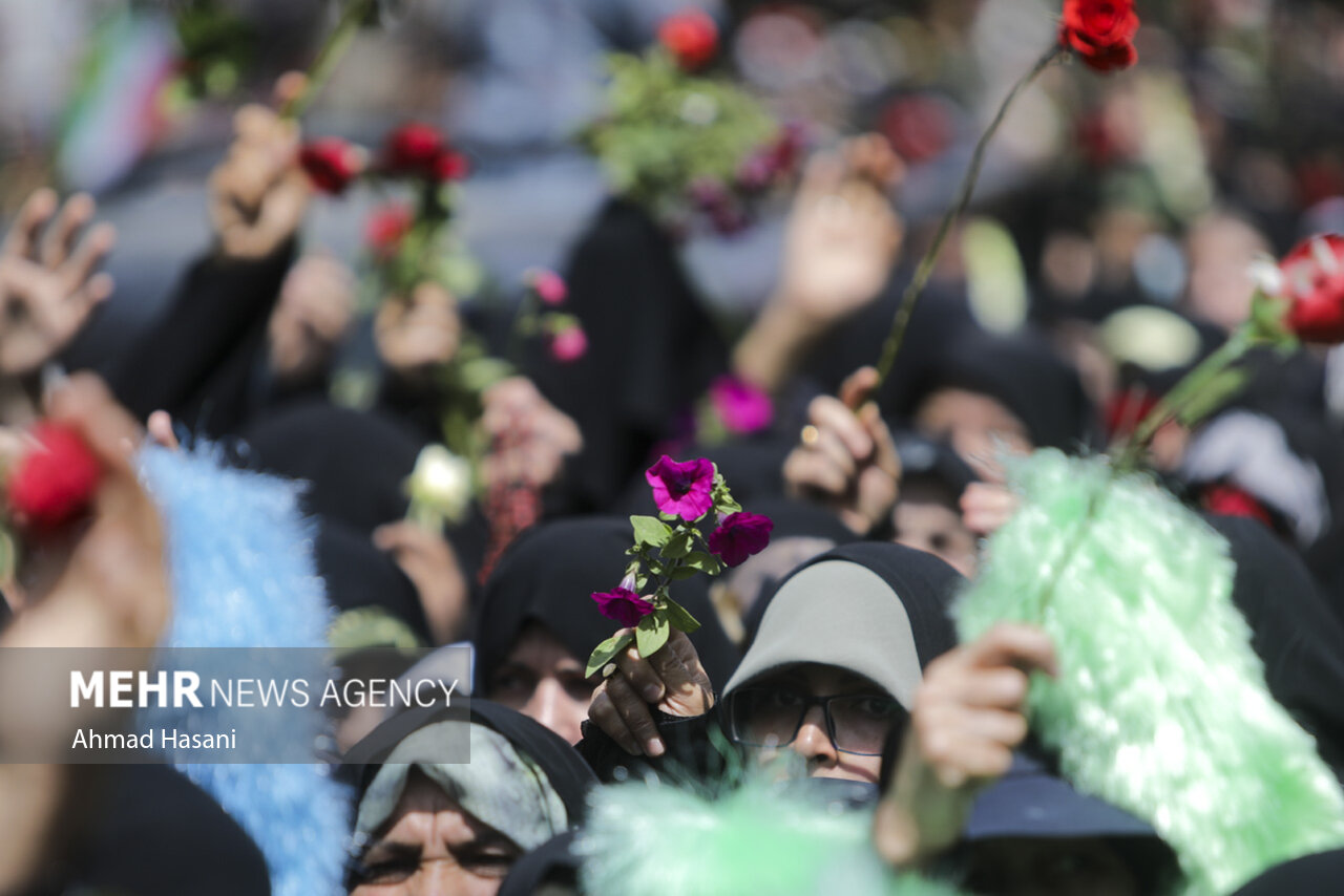 حرم مطهر امام رضا(ع) در سالروز میلاد حضرت معصومه (س) گلباران شد - خبرگزاری مهر | اخبار ایران و جهان