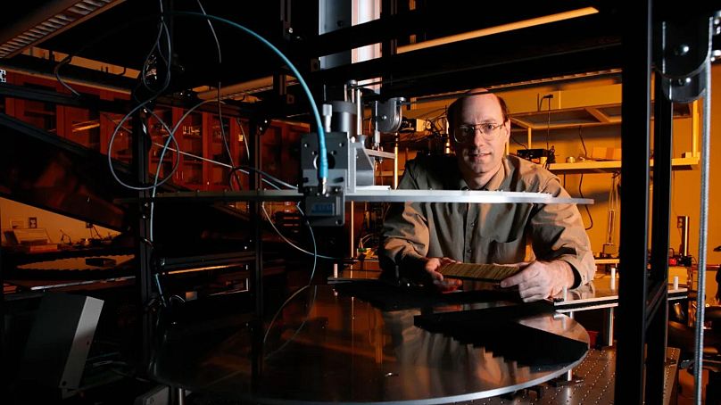 محققان در دانشگاه دوک در پی خلق فناوری خمیده کردن امواج مایکروویو به منظور نامرئی‌سازی