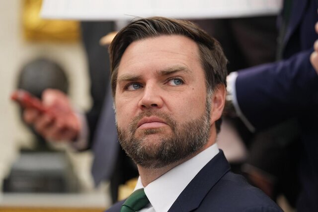 معاون ترامپ، عاشق فوتبال را تهدید کرد