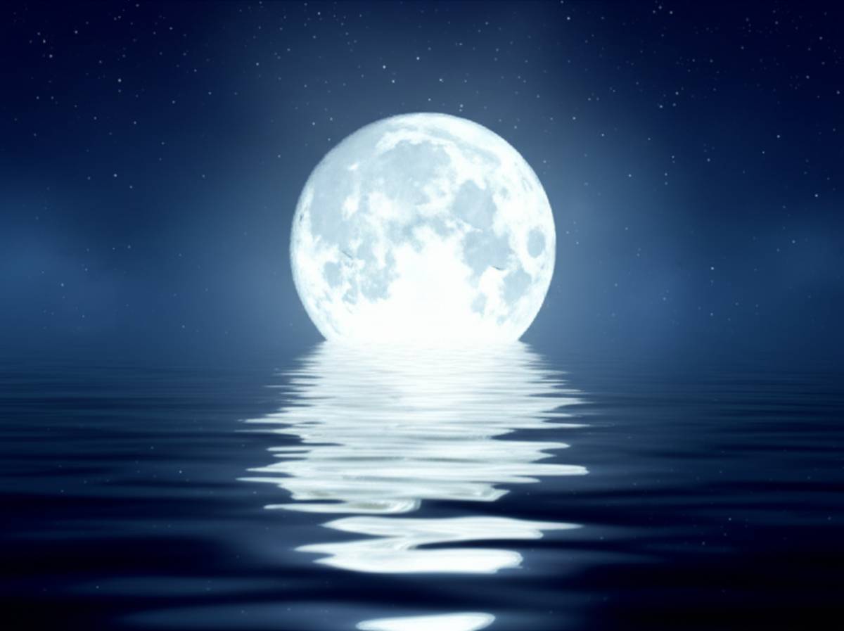 خلاصه کتاب آبتنی ماه | شعر و صدای سوسن مقصودلو