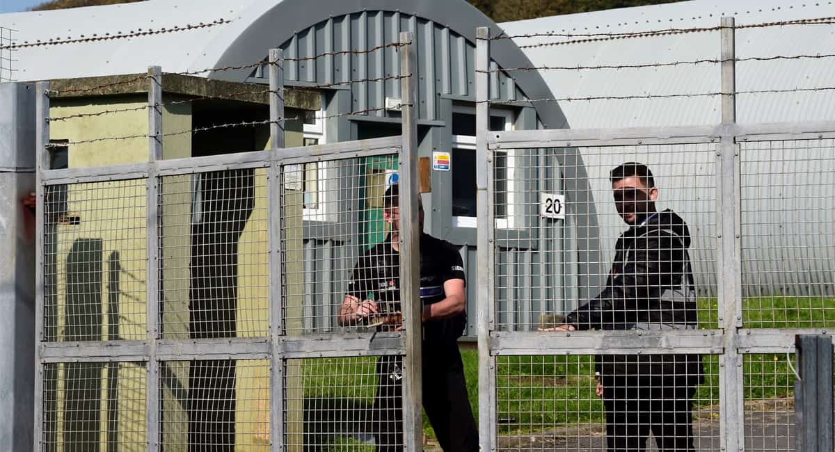 بررسی شرایط اقامت انگلیس از طریق پناهندگی قوانین ۲۰۲۵